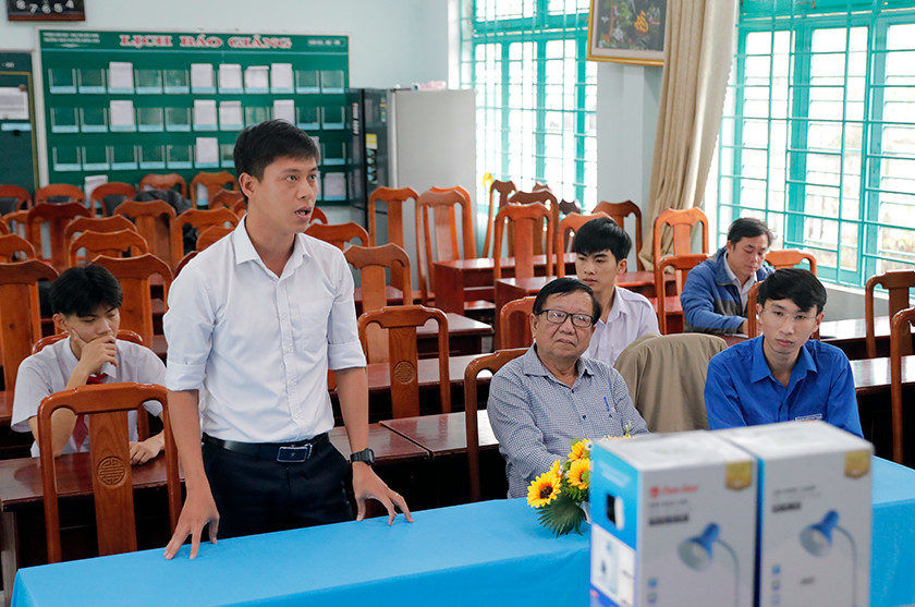 Đại học Duy Tân trao tặng Góc Học tập cho Học sinh Khó khăn tại trường THCS Nguyễn Hồng Ánh