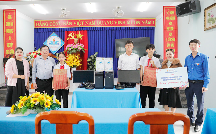 trường - Đại học Duy Tân trao tặng Góc Học tập cho Học sinh Khó khăn tại trường THCS Nguyễn Hồng Ánh Traoqua2-8120246901