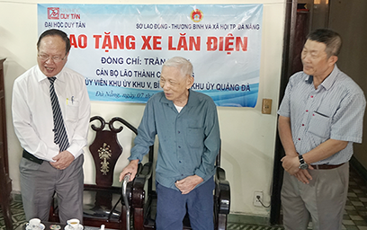 Phó Giáo sư, Tiến sĩ Nguyễn Ngọc Minh trao tặng xe lăn điện cho Đồng chí Trần Thận