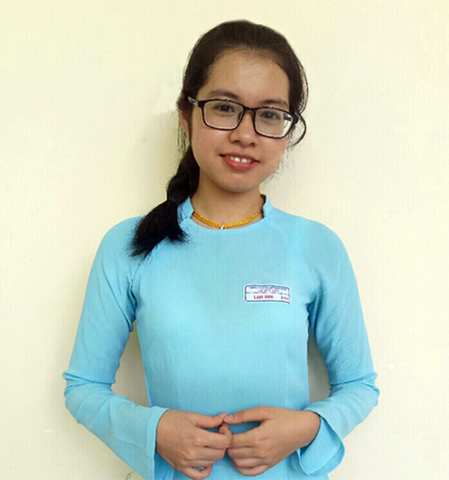 Lam Anh dịu dàng trong tà áo dài truyền thống của Trường THPT chuyên Lê Quý Đôn, Đà Nẵng
