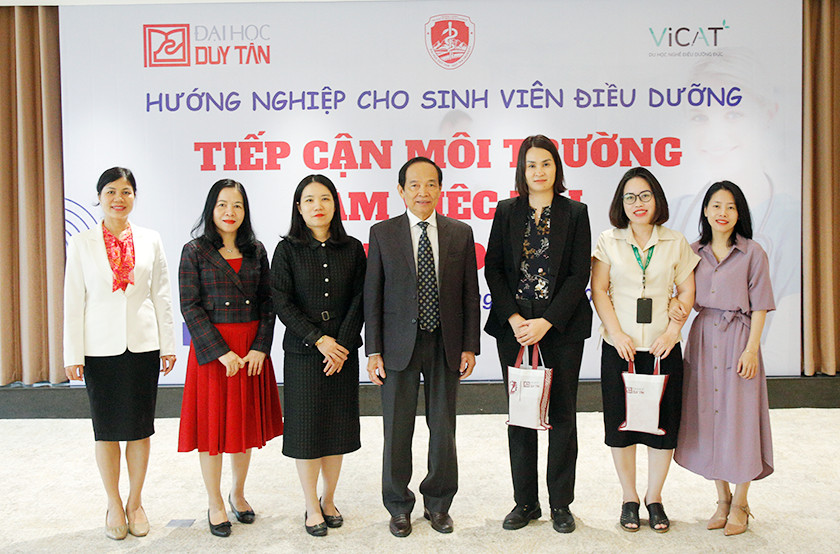 Đại học Duy Tân làm việc với Công ty TNHH VICAT Toàn Cầu Vicat2-12120249077