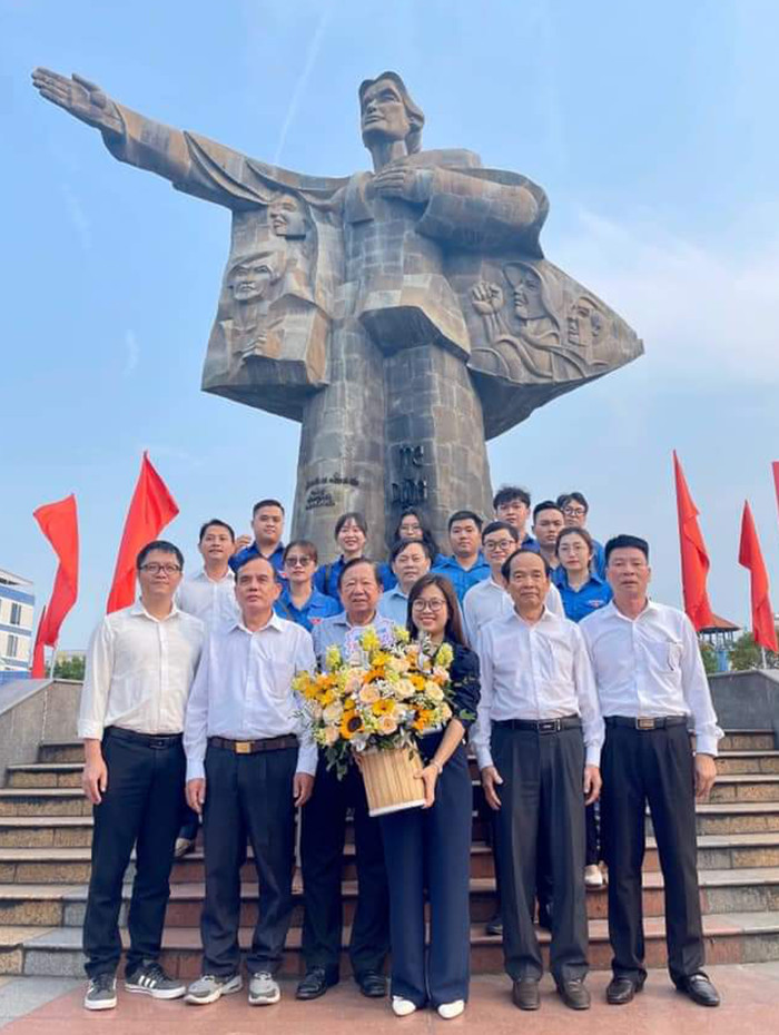 Dâng hoa Tưởng niệm tại Tượng đài Mẹ Nhu