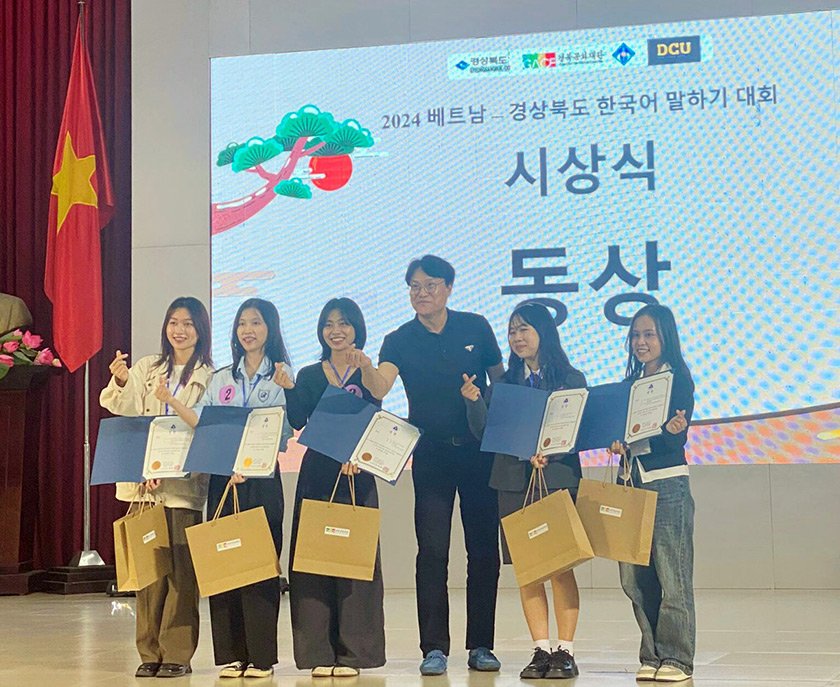 Tiếng - Sinh viên Duy Tân giành giải Đồng tại Cuộc thi “Hùng biện tiếng Hàn Gyeongsangbuk-do năm 2024” Z5259869861174_4d843020511448106b2dff42aba6d45f-18320245063