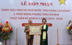 Distinguished Teacher Le Cong Co Presented the “Hero of Labor” Title