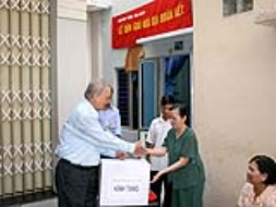 Đại học Duy Tân bàn giao nhà tình thương cho hộ nghèo