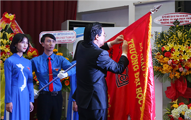 Trường đại học Duy Tân nhận Huân chương Lao động hạng Nhất