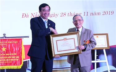 The First and Largest Private University in Central Viet Nam Honored with First-Class Labor Order