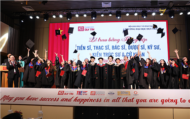 Đại học Duy Tân Tổ chức Lễ trao bằng Tốt nghiệp Tiến sĩ, Thạc sĩ, Bác sĩ, Dược sĩ, Kỹ sư, Kiến trúc sư và Cử nhân