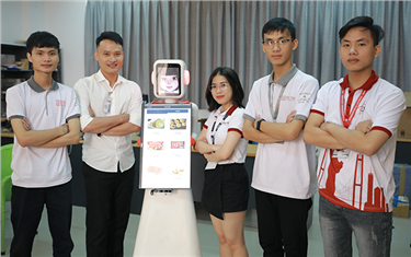 Nhóm Nghiên cứu AI của Đại học Duy Tân Chế tạo Robot Phục vụ