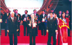 Hai doanh nhân Đà Nẵng nhận Cúp vàng “Doanh nhân Văn hóa” năm 2009