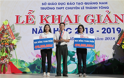 Đại học Duy Tân trao Học bổng cho Học sinh đạt điểm cao tại các trường THPT