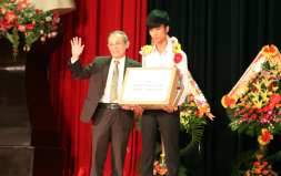Four Billion VND Awarded to Outstanding New Students