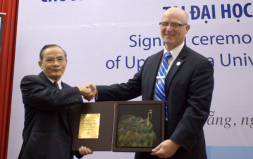 Lễ ký kết hợp tác Chương trình Du học tại chỗ với ĐH Upper Iowa (UIU), Hoa Kỳ