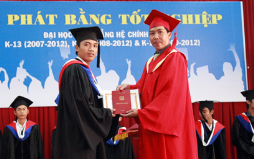 A DTU Student Receives an Award from the General Manager of IBM Vietnam
