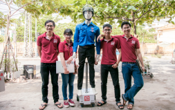 Sinh viên Đà Nẵng chế tạo Robot dắt người qua đường