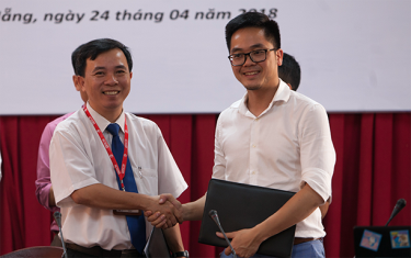 Công ty Xây dựng Lâm Phạm trao Học bổng cho Sinh viên Duy Tân