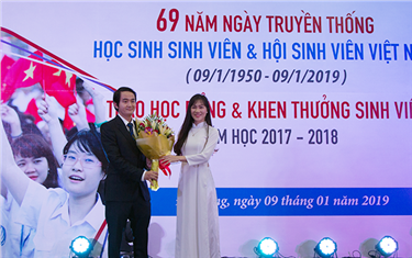 DTU Awards Scholarships on the 69th Anniversary of Vietnamese Students’ Day