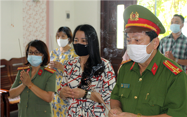 Chi hội Nữ trí thức Đại  học Duy Tân tặng quà 2 gia đình Chiến sĩ Công an TP Đà Nẵng hy sinh trong đợt phòng chống dịch Covid
