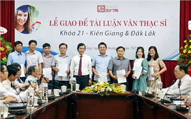 Lễ Giao Đề tài Luận văn Thạc sĩ cho Học viên Khóa 21 tại Kiên Giang và Đắk Lắk