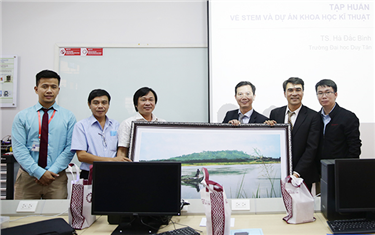 Đại học Duy Tân tổ chức Tập huấn về Giáo dục STEM cho Giáo viên Tin học tỉnh Quảng Ngãi