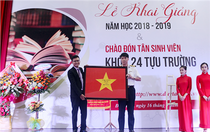 Đại học Duy Tân đón nhận Cờ Tổ quốc từ Đảo Phan Vinh - Quần đảo Trường Sa