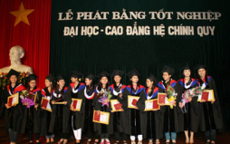 Lễ trao bằng tốt nghiệp cho sinh viên khá, giỏi khoá 2000-2004