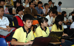 Sinh viên Đại học Duy Tân cùng với chương trình xây dựng thành phố Đà Nẵng thông minh hơn.