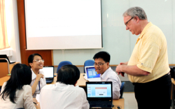 Giảng viên Hoa Kỳ giảng dạy tại Duy Tân