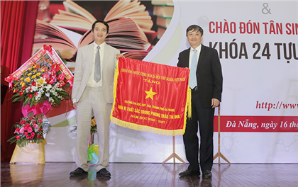 Đại học Duy Tân nhận Cờ thi đua của Chính phủ