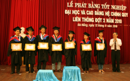 Đà Nẵng: 485 sinh viên ĐH và CĐ hệ chính quy liên thông nhận bằng tốt nghiệp