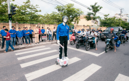 Thử nghiệm Robot dẫn người qua đường, cảnh báo dừng xe