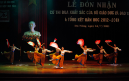 Đại học Duy Tân tiếp tục đón nhận Cờ thi đua xuất sắc