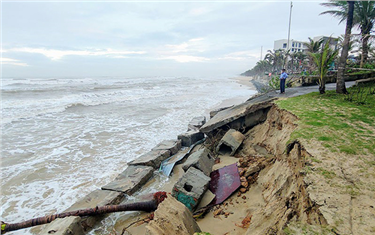 Why Ocean Waves are Destroying the Danang Coast