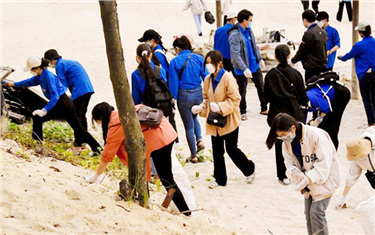 Hàng trăm áo xanh dọn rác làm sạch bãi biển Đà Nẵng