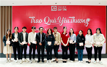 Quỹ Từ thiện Ông Chín Kỳ trao tặng 70 phần quà Yêu thương cho Sinh viên Duy Tân