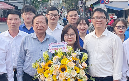 Dâng hoa Tưởng niệm tại Tượng đài Mẹ Nhu