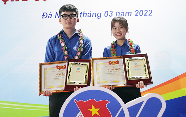 Thầy và trò Đại học Duy Tân được trao Kỷ niệm chương “Vì thế hệ trẻ” và “Giải thưởng 26/3”