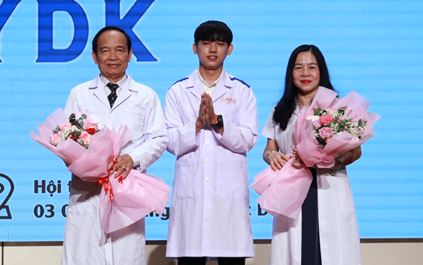 Lễ Khoác áo Blouse trắng cho Sinh viên K27 Trường Y Dược của Đại học Duy Tân