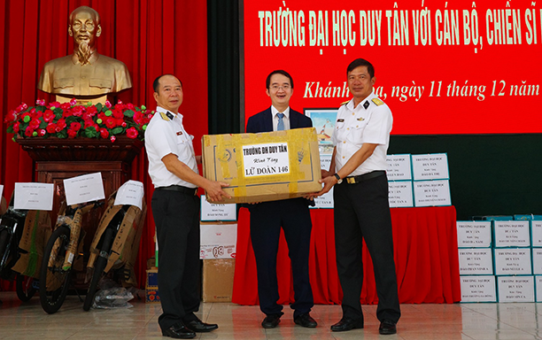 Trường Đại học Duy Tân thăm, tặng quà cán bộ chiến sĩ Vùng 4 Hải quân