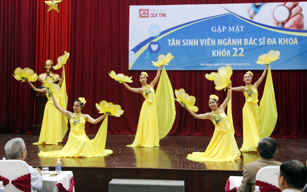 Khối ngành Khoa học Sức khỏe Đại học Duy Tân tổ chức Ngày hội tri ân