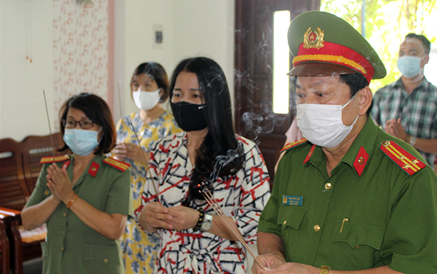 DTU Association of Intellectual Women presents awards to families of two police officers who lost their lives chasing criminals in Danang