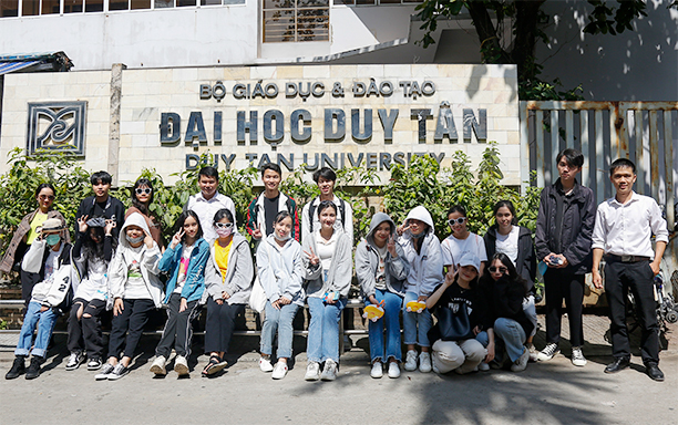 Học sinh THPT Đặng Trần Côn Tham quan và Trải nghiệm thực tế tại Đại học Duy Tân