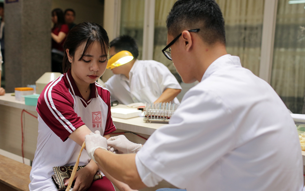 Danang City Collects Four Hundred Units of Blood from DTU Students