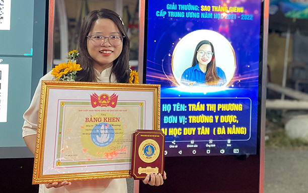 Nữ sinh Khoa Y ĐH Duy Tân nhận Giải thưởng 'Sao tháng Giêng'