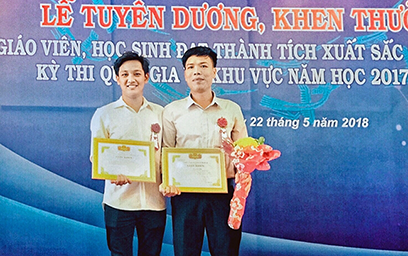Trầm Duy Anh (bên trái) nhận Giấy khen khi giành giải Ba cuộc thi Khoa học kỹ thuật cấp quốc gia năm 2018