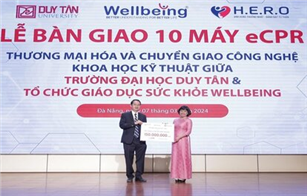Đại học Duy Tân tặng máy hỗ trợ kỹ năng hồi sinh tim phổi cho học sinh THPT