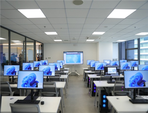 Samsung trao tặng ĐH Duy Tân phòng Lab máy tính cấu hình cao gần 1,3 tỉ đồng