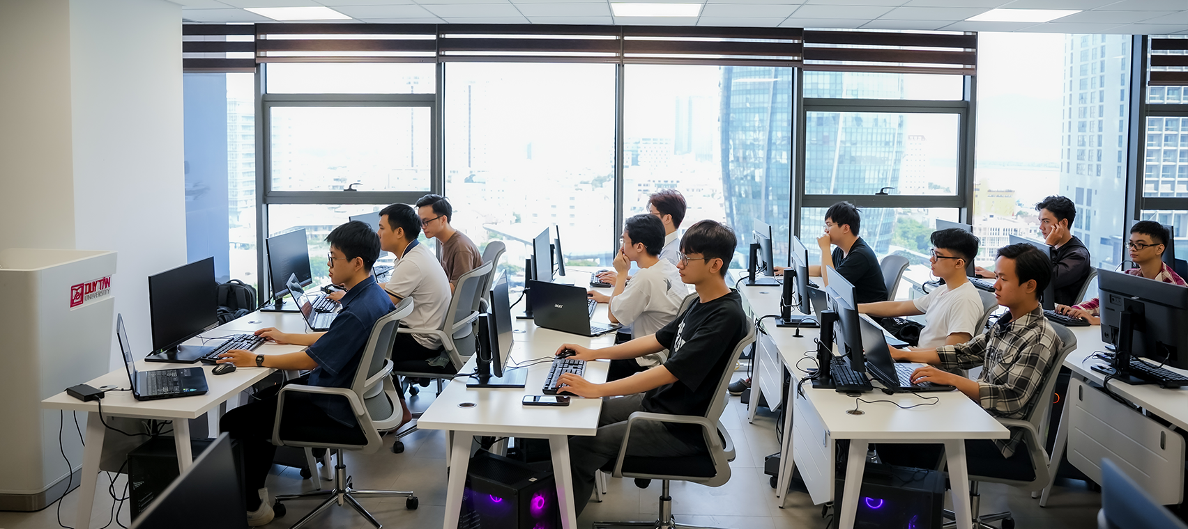 Trường Khoa học Máy tính & Trí tuệ Nhân Tạo