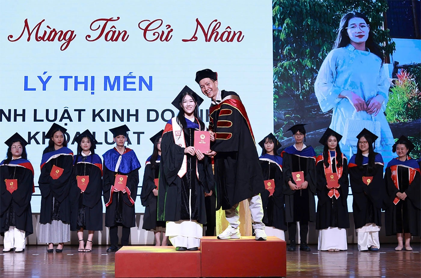 Lý Thị Mến nhận bằng cử nhân của ĐH Duy Tân năm 2025