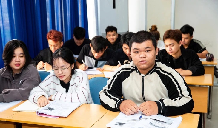 Dân Chính học tập cùng bạn bè trên giảng đường ĐH Duy Tân